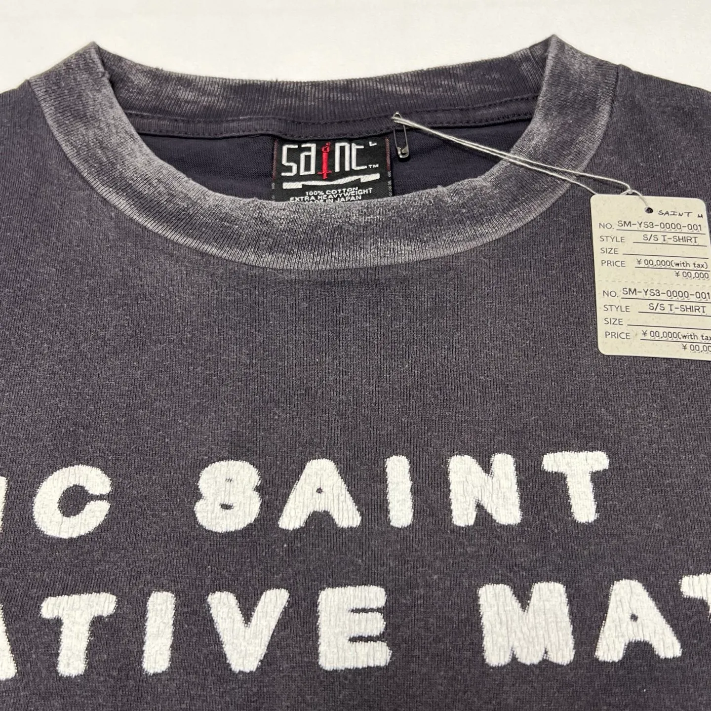 SAINT Mxxxxxx CANDLE SS TEE/BLK Slogan candle distressed TEE Little angel short sleeves on the back Washed in black S-XL Same as the original version Cylindrical side seam OE yarn fabric Garment dyeing Fade in heavy washes Fade with horse plaster on the bust Correct version matching Original version accessories Original level printing restoration